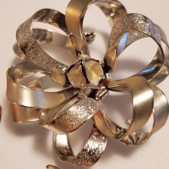 8 Pins or Brooches, items # A-1194-1201, wt. 105 grams. - Picture 5 of 15